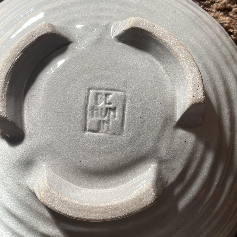 Be Hun In pottery bowl/dish 9x9.5 almost 3 inches tall with feet perfect - Picture 2 of 5